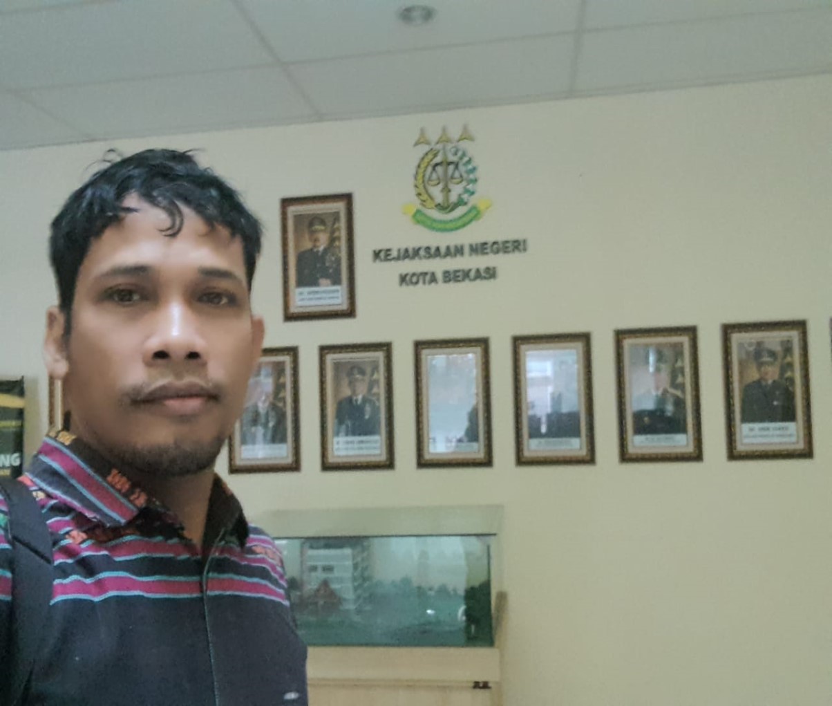 foto. Sekjen LSM BAPDI, Darwin Natalis Sinaga saat sedang di Kantor Kejaksaan Negeri Kota Bekasi